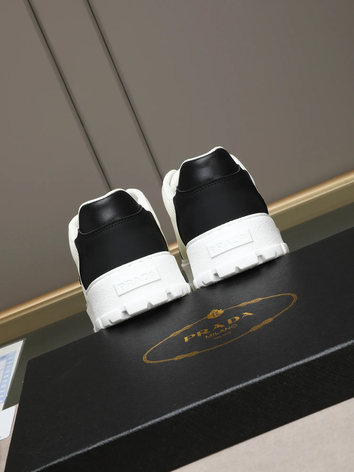 Men's Men's Shoes 💰440 Prada/Prada Men's new casual shoes, this sports shoe is made of imported calfskin upper with breathable mesh and breathable mesh lining. The foot pads are made of sheepskin, and the outsole is made of non-slip sports exclusive rubber outsole with logo. It feels good on the feet and is a fashionable item! Size: 38-44 (45 customized)